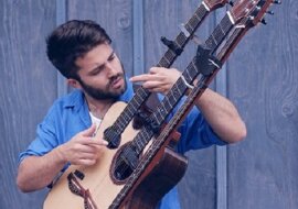 Piękny cover „With or Without” wykonywany na potrójnej gitarze akustycznej