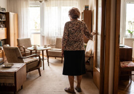 Mam osiemdziesiąt dwa lata. Przez ścianę słyszę, jak dzieci ustalają, "czyja teraz kolej na mamę" - lato było Wojtka, to jesień Grażyny. Kiedyś tak samo mówiłam o swojej mamie. Nie wiedzą, że słyszę. Ja wtedy też myślałam, że mama nie słyszy