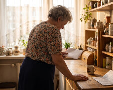 Cały lipiec opiekowałam się wnukami w Gdyni, bo synowa wróciła do pracy po urlopie. Na dworcu przy pożegnaniu wręczyła mi kopertę: "Tysiąc osiemset, jak dla niani, żeby było uczciwie"