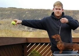 Mężczyzna zrobił zakład i udowodnił, że można sfotografować 16 jamników jednocześnie