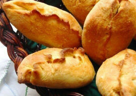 Miękkie i pyszne rosyjskie pieczone pierogi z ciasta francuskiego. Pycha