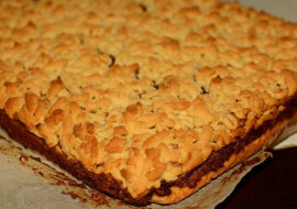 Pyszne ciasto z dżemem i kruszonką. Wspaniały słodki wypiek