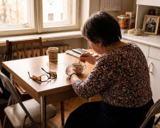 Mama mieszka u brata od wiosny - "po co jej samej w bloku". W lipcu poprosiła cicho, żebym zamówiła jej nowe okulary, bo stare skleja taśmą. Przy herbacie wyszło, że emeryturę Wojtek co miesiąc "odkłada jej na później"