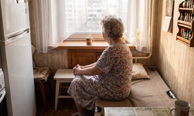 Mama u brata śpi na rozkładanym łóżku w kuchni - "tymczasowo, póki remont pokoju". W lipcu odwiedziłam ją pierwszy raz od zimy. Remont skończył się w marcu: w pokoju mamy stoi bieżnia. Łóżko w kuchni zostało