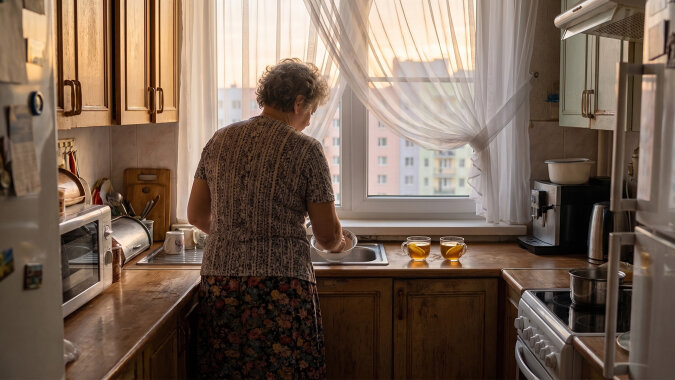 Mąż odszedł do młodszej dziewiętnaście lat temu. W środę zadzwonił jego brat: młodsza wyjechała do Anglii "na stałe", a on po operacji biodra sam nie da rady. Brat pyta, czy przyjmę go "na miesiąc, do rehabilitacji"