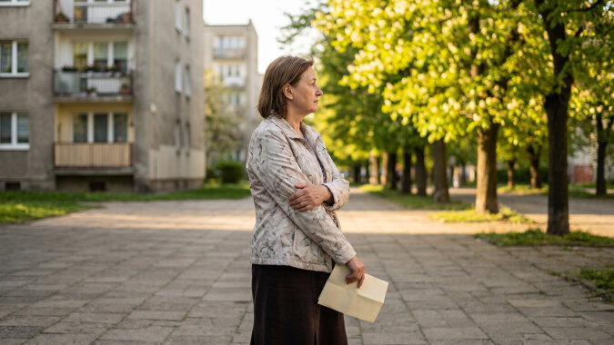 Trzydzieści lat nie cierpiałam kobiety, dla której mąż nas zostawił. Wczoraj spotkałam ją w aptece - stara, sama, z koszykiem pełnym leków. Powiedziała, że odszedł od niej po dwóch latach, tak samo jak ode mnie