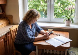 Pół roku przed śmiercią mama pożyczyła bratu dwadzieścia osiem tysięcy na nowy dach. Po pogrzebie brat powiedział, że to była darowizna, "mama sama chciała". Telefon mamy leży teraz u mnie w szufladzie
