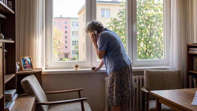 Syn poprosił, żebym przenocowała jego kolegę z pracy - "tydzień, góra dwa, mamo". Michał mieszka w małym pokoju od marca. W piątek na klatce zapytał, czy Adam przekazuje mi te osiemset za pokój, bo płaci zawsze pierwszego