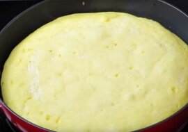 Przepis na ciasto z kaszy manny z patelni. Słodkie, pyszne ciasto