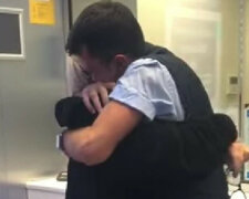 Wzruszające ponowne spotkanie matki i syna po trzech latach rozłąki rozkochała w sobie użytkowników. Wideo
