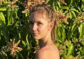 Do szkolnego projektu dziewczyna uszyła niesamowitą sukienkę