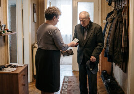 Tata od dwóch lat mieszka u siostry - "ma tam wszystko". Przed Wszystkimi Świętymi poprosił mnie po cichu o pięćdziesiąt złotych na znicze dla mamy. W samochodzie powiedział, że kartę do jego konta Iwona trzyma u siebie