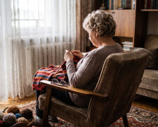 Co roku od października robię na drutach swetry na święta - dla każdego wnuka inny wzór. W Wigilię wyszłam do kuchni po kompot i usłyszałam, jak synowa mówi półgłosem do dzieci: "Zdejmiecie w aucie, jak zawsze"