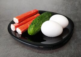 Oryginalna przekąska w stylu japońskim z ogórków, jajek i paluszków krabowych