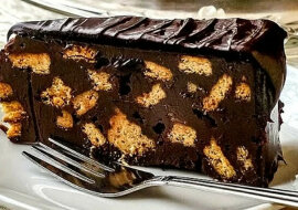 Niesamowicie smaczny tort czekoladowy, który nie trzeba piec
