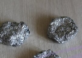 Wyrzuciłem parowar, żeby zrobić miejsce w kuchni i zastąpiłem go trzema kulkami folii. Oto jak to działa.