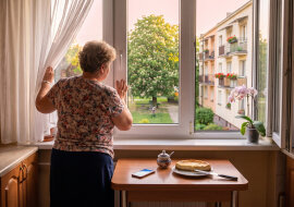 Mąż od wiosny co wieczór o dziewiątej wychodzi na balkon "zaczerpnąć powietrza" i zawsze zabiera telefon. W piątek akurat o tej porze telefon został na stole. Zawibrował o 21:00. Na ekranie: "Jesteś już na balkonie?"