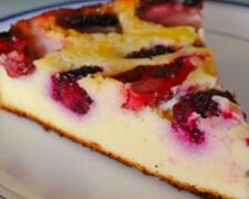 Dietetyczna zapiekanka twarogowa bez cukru, z jagodami i kaszą manną