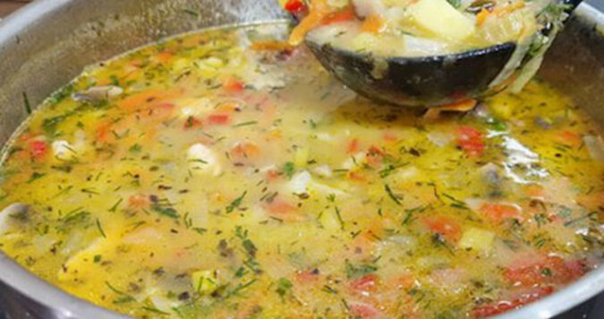 Austriacka zupa ziemniaczana z kurczakiem - taka zupa jest podawana w restauracjach