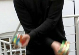 Youtuber ułożył trzy kostki Rubika, żonglując nimi: wideo