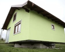 Mężczyzna zbudował obrotowy dom, aby żona miała urozmaicony widok z okna. Wideo