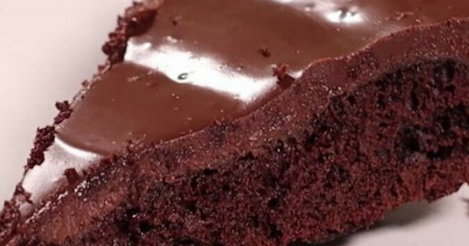 Wilgotne, soczyste i lekkie ciasto czekoladowe bez piekarnika w 10 minut