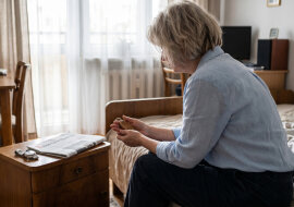 Mąż umarł w czerwcu. Syn chciał zachować zdjęcia z jego telefonu i pokazał mi galerię. Były tam setki fotografii morza w Mielnie - z każdego roku, zawsze we wrześniu. Mnie nad morze zabrał raz, na naszą podróż poślubną