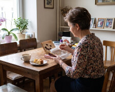 W skupie złota - zanosiłam łańcuszek po mamie do wyceny - spotkałam męża Bożeny. Zastawiał sygnet. Poprosił wzrokiem, żebym milczała. W niedzielę Bożena opowiadała, jak im się poprawiło, bo Heniek dostał premię