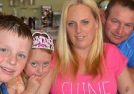 Na zdjęciu mama uśmiecha się do aparatu. Pod stołem jednak ukrywa dowody tragedii