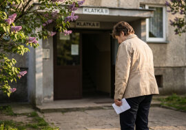 Mąż przez lata mówił, że nie dostał podwyżki. Po jego śmierci syn pojechał do kadr po świadectwo pracy. Okazało się, że od 2012 roku zarabiał prawie dwa razy tyle, ile przynosił do domu