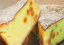 Zapiekanka twarogowa bez mąki z rodzynkami: smaczna i prosta