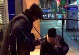 Bezdomny pyta muzyka, czy może z nim zaśpiewać. Jego głos zaskakuje wszystkich