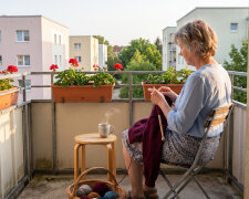 Zięć nazywał moje robótki "chałupnictwem z poprzedniej epoki". Wnuczka jesienią wystawiła moje swetry w internecie. Na firmowej wigilii zięć dostał od szefa prezent: sweter od "lokalnej rękodzielniczki"