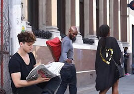 Mężczyzna siedzi na niewidzialnym krześle. Wideo