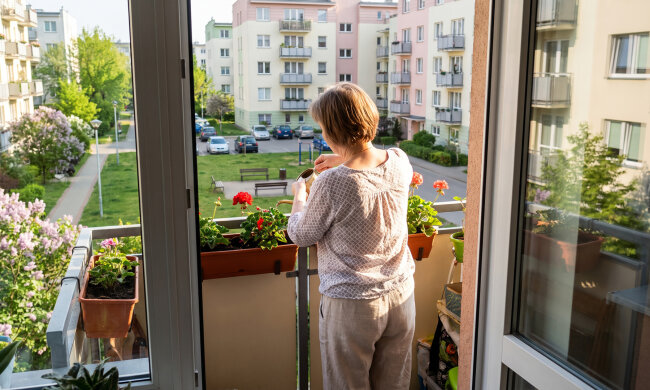 Na osiedlu jestem podobno "od kojarzenia" - trzy pary przez dwa lata, w tym pan z apteki i wdowa spod dziewiątki. Wczoraj przyszła kobieta z bloku obok zapytać, czy nie znam kogoś porządnego