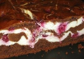 Tradycyjny amerykański deser – brownie z twarogiem i wiśniami