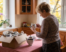 Córka zabrała ode mnie serwis z Ćmielowa po babci, "bo u ciebie stoi za szybą, a u nas będzie na co dzień". W październiku sąsiadka pokazała mi w telefonie ogłoszenie z OLX: "Ćmielów, lata 60., 24 elementy, cukiernica lekko obtłuczona"