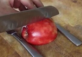 Niesamowita sztuczka z jabłkiem, którą możesz zaskoczyć swoich gości podczas kolacji