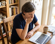 Na naszym wspólnym komputerze wyskoczyło przypomnienie z kwiaciarni internetowej: "Twoje coroczne zamówienie - 15 róż, dostawa 8 marca. Potwierdź adres". Opłacane od 2019 roku. Ja róż na ósmego marca nie dostaję