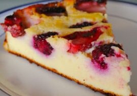 Dietetyczna zapiekanka twarogowa bez cukru, z jagodami i kaszą manną