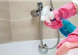 Moja wanna jest zawsze śnieżnobiała bez drogich wybielaczy, ponieważ używam produktów, które są zawsze w kuchni