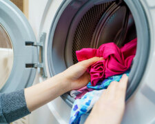 Jak usunąć zapach z pralki i zapobiec ponownemu pojawieniu się w niej pleśni