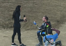 Oto jak należy oświadczać się dziewczynie. Dany sposób sprawił, że o tym dowiedział się cały świat