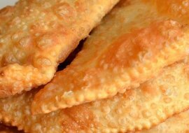 Czebureki z mięsem na kefirze. Tradycyjna kuchnia środkowoazjatycka