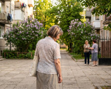 Straciłam słuch na jedno ucho po pięćdziesiątce - wstydziłam się prosić ludzi, żeby powtarzali. Sąsiadka, z którą ledwo się znałam, zaczęła siadać zawsze po mojej prawej stronie