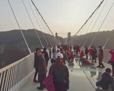 Skoki na bungee z 260 metrów: rozrywka w Chinach