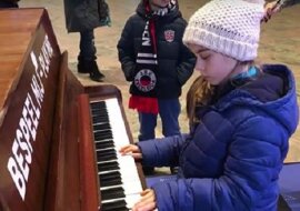 9-latka gra utwór “Hallelujah” na dworcu kolejowym, gdy dołącza do niej siostra, zapiera dech w piersiach