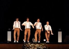 4 tancerze wyglądają, jakby wyszli z lat 60. Kiedy muzyka się zmienia, zrobiło się gorąco