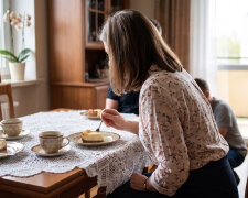 Na imieninach mama oznajmiła przy stole, że dom przepisała na brata - "Iwona sobie poradzi, a Leszek ma trójkę dzieci". Nikt nie zapytał, co ja na to. Piec i okna w tym domu są z mojej odprawy, z 2023