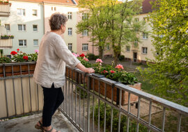 Na Dzień Matki dzieci złożyły się na opaskę z czujnikiem - puls, kroki, upadki. "Teraz będziesz bezpieczna, mamo". Od maja nikt nie zadzwonił zapytać, jak się czuję. Syn mówi, że po co, przecież w aplikacji widzi, że "u babci wszystko gra"